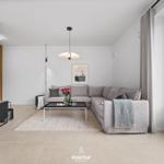 Wohnzimmer mit Ecksofa, Fernseher und großem Fenster. 