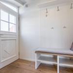 Eingangsbereich mit Schuhschrank, Sitzbank und Fenster