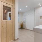 Bad mit Dusche, Waschbecken und Sauna