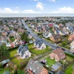 Luftbild von Wohnhäusern mit Blick auf das Meer