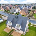 Modernes Haus mit Balkon und Garten in ruhiger Wohngegend