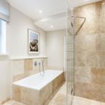 Bad mit Dusche, Badewanne und Fenster