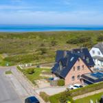 Haus mit Blick auf das Meer und grüne Dünen
