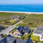 Häuser mit Dächern und Strand im Hintergrund