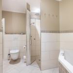 Badezimmer mit Dusche, Badewanne und Toilette.