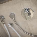 Duschkopf mit Drehknopf und Handbrause an Wand
