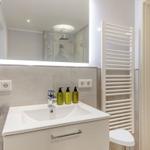 Bad mit Waschbecken, Spiegel und Dusche