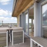 Terrasse mit Sitzgruppe und Blick auf Landschaft