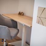 Schreibtisch mit Stuhl und Wanddekoration aus Holzquerschnitt