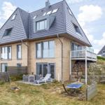 Moderne Villa mit Terrasse und Gartenbereich. Außenbereich mit Liege und Hängematten.
