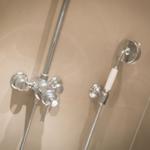 Duschkopf mit Handbrause und Duschstange an Wand montiert