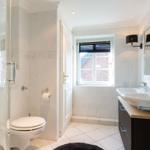 Badezimmer mit Dusche, Toilette und Waschbecken