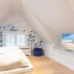 Schlafzimmer mit Dachschrägen, Bett, TV und Fenster mit Jalousie.