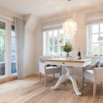 Esszimmer mit Tisch, Stühlen und Blick auf Terrasse.