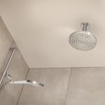 Duschkopf an der Decke und Handbrause im Duschbereich.