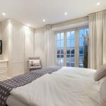 Schlafzimmer mit Bett, TV und Fenster zur Aussicht