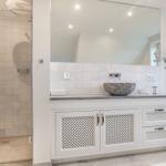 Bad mit Dusche, Waschtisch und Spiegel