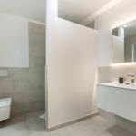 Moderne Badezimmer mit Toilette, Waschbecken und Dusche.