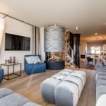 Wohnzimmer mit Kamin, Sofa und Essbereich
