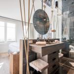 Schlafzimmer mit Dusche und Waschbecken