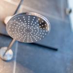 Duschkopf mit mehreren Düsen in moderner Dusche.