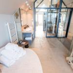 Schlafzimmer mit Dusche und Blick auf Balkon