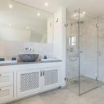 Bad mit Dusche, Waschbecken und Spiegel