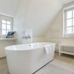 Duschbad mit Fenstern und Holzbank