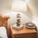 Hölzerne Nachttischlampe mit Muschelbasis und moderner Lautsprecher
