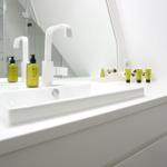 Waschbecken mit Spiegel und Dusche im Badezimmer