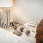 Nachttisch mit Lampe, Segelboot und Kissen