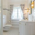 Badezimmer mit Dusche, Toilette und Waschbecken