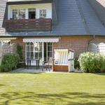 House with balcony, garden and beach chair