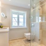 Bad mit Dusche, Toilette und Waschbecken mit Spiegel