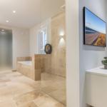 Bad mit Badewanne, Dusche und Fernseher