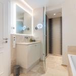 Badezimmer mit Waschbecken, Dusche und Badewanne