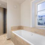 Bad mit Badewanne, Fenster und Dusche