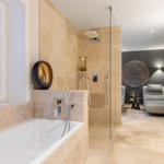Bad mit Badewanne, Dusche und Sitzbereich