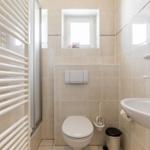 Badezimmer mit Toilette, Waschbecken und Dusche