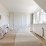 Schlafzimmer mit Bett, Kleiderschrank und Fenster