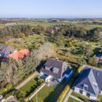 Haus mit Garten, Blick auf Friedhof und Meer