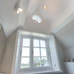 Badezimmer mit Dachfenster, Spiegel und Dusche