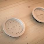 Zwei runde Hygrometer auf Holzoberfläche