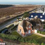 Dorfhaus mit Strohdach, Garten und Blick aufs Meer