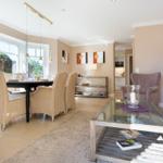 Wohn- und Essbereich mit Esstisch, Sesseln und Kaminofen.
