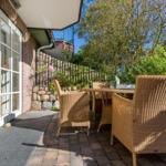 Terrasse mit Sitzgruppe, Holzgeländer und Pflanzen
