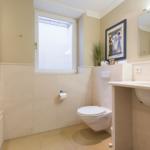 Badezimmer mit Badewanne, Toilette und Waschbecken