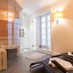 Sauna, Dusche und Liegen im Wellnessbereich.
