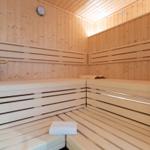 Sauna mit Holzbank, Eimer und Handtuch