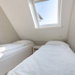 Zimmer mit zwei Einzelbetten und Dachfenster